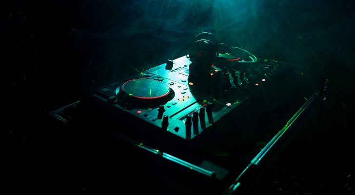 Los mejores controladores de DJ por menos de 200 euros